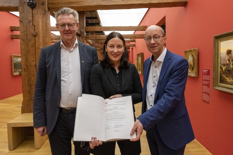 Altenburger Lindenau-Museum und Städtische Museen Freiburg vereinbaren umfassende Kooperation | Ulrich von Kirchbach, Erster Bürgermeister der Stadt Freiburg, Dr. Jutta Götzmann, Leitende Direktorin der Städtischen Museen Freiburg und Direktorin des Augustinermuseums, und Dr. Roland Krischke, Direktor des Lindenau-Museums Altenburg (v.l.n.r.) nach der Unterzeichnung des Kooperationsvertrags