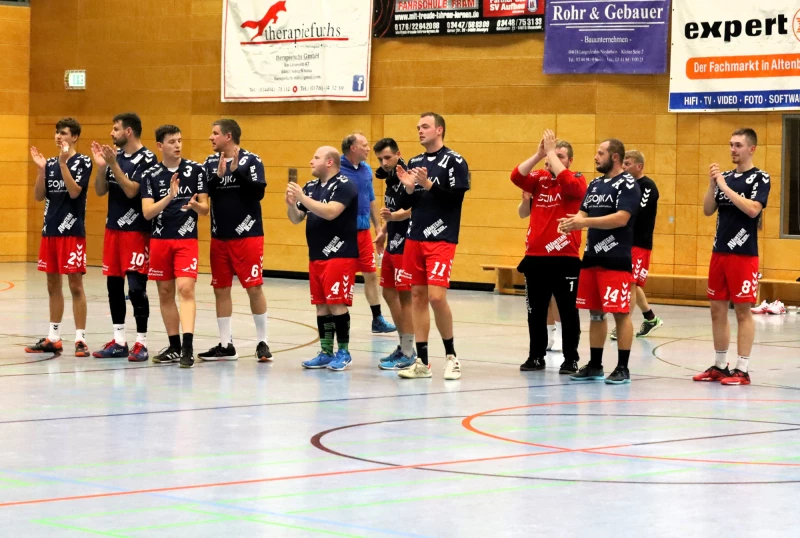 Nach zwei Niederlagen und einem Remis meldet sich die Aufbau-“Zweede“mit einem Heimsieg gegen HSV Ronneburg II zurück | Die II.Mannschaft des gastgebenden SV Aufbau Altenburg bedankt sich beim Publikum nach dem Erfolg gegen II Ronneburg II