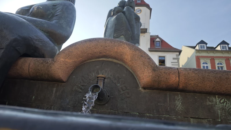 Trinkwasserbrunnen am Schmöllner Markt wieder intakt | Längere Zeit defekt und nun repariert: Der Trinkwasserschalter am Marktbrunnen