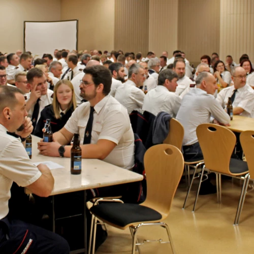 Die nahezu bis auf den letzten Platz gefüllte Mehrzweckhalle Nobitz