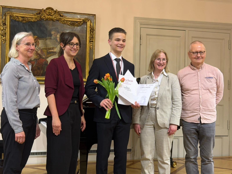 14‑jähriger Pianist aus Altenburger Land erhält Händel‑Mozart‑Stipendium | v.l.n.r.: Antje Prochnow (Leiterin Unternehmenskommunikation Stadtwerke Halle), Anja Feichtinger (RSB Roland Schimek Beteiligungsgesellschaft mbH), Karl Seyffarth, Dr. Judith Marquardt (Beigeordnete für Kultur und Sport der Stadt Halle), Sven Frotscher (Mäzen und Gründer des Stipendiums, FrotscherBuch)