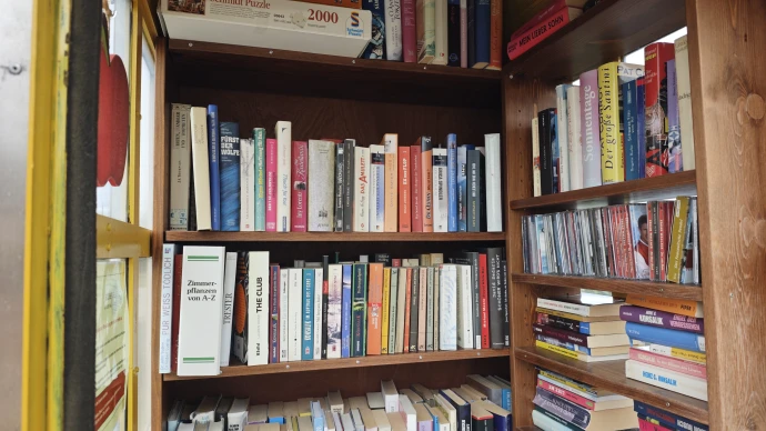 VorschauBild - Öffentlicher Büchertausch in Lumpzig: Bücherzelle lädt zum Stöbern ein