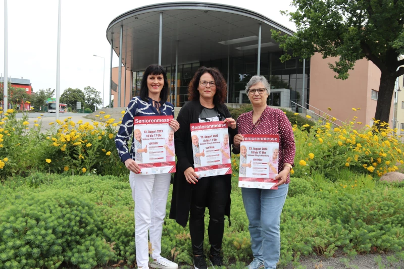 Seniorenbeirat des Landkreises veranstaltet Seniorenmesse | Die Gleichstellungsbeauftragte des Landkreises Carina Michalsky hat die Seniorenmesse gemeinsam mit Kati Coenen und Bärbel Müller (v.l.n.r.) vom Seniorenbeirat organisiert. Auf dem Foto fehlt Sylvia Drack von der Stadtverwaltung Altenburg.