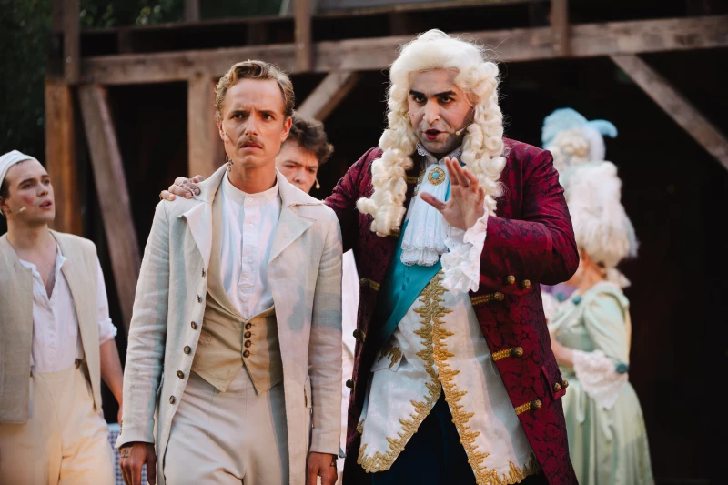 Theatertipps vom 27. bis 29. Juni in Altenburg und Gera | „Krabat und der König“ - Schauspieler Paul Hölters als Krabat, Bariton Alejandro Lárraga Schleske als König