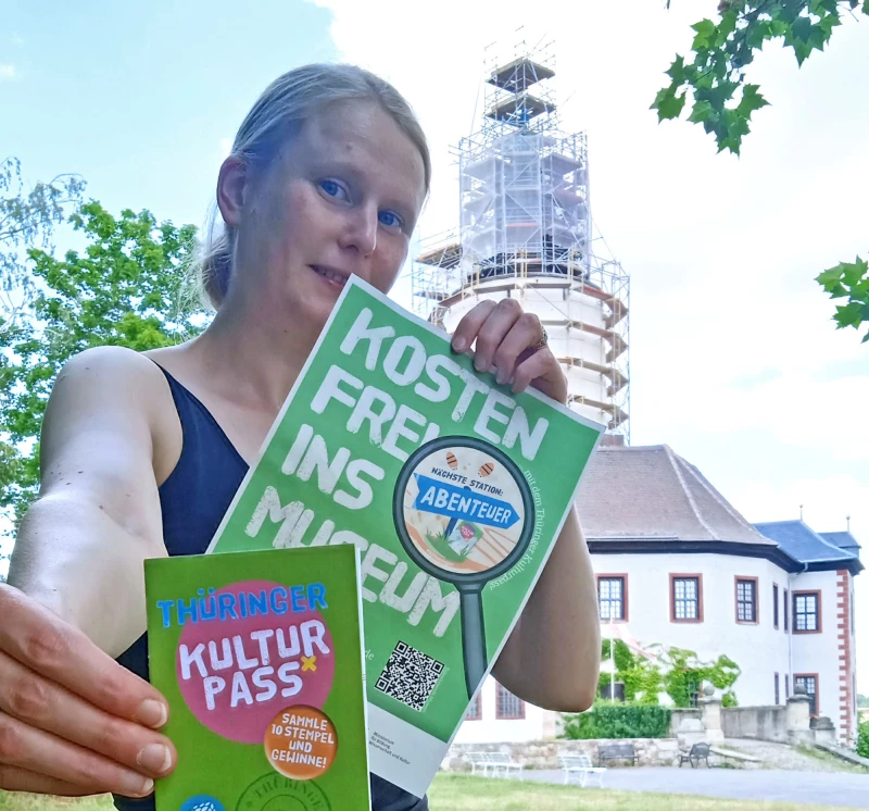 Kinderreiche Familien sind auf Burg Posterstein willkommen | Franziska Huberty mit dem Thüringer Kulturpass vor der Burg Posterstein.