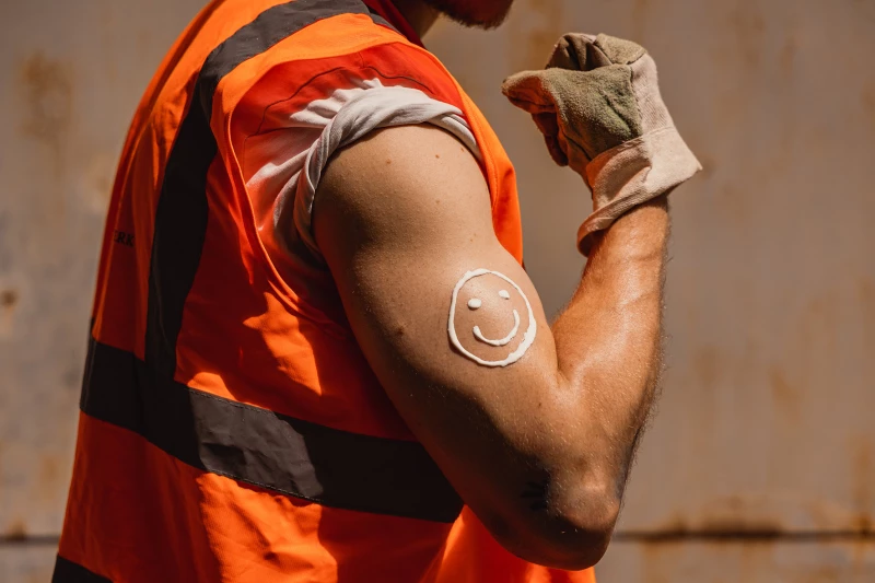 Chefs sollen für Wasser- und Sonnencreme-Flatrate sorgen | Sonnenschutz ist sexy. Und die „Sonnenmilch-Gebrauchsanweisung“ für alle, die unter freiem Himmel arbeiten, ist einfach: Eincremen, eincremen, eincremen – alle 2 Stunden, rät die IG BAU Thüringen.