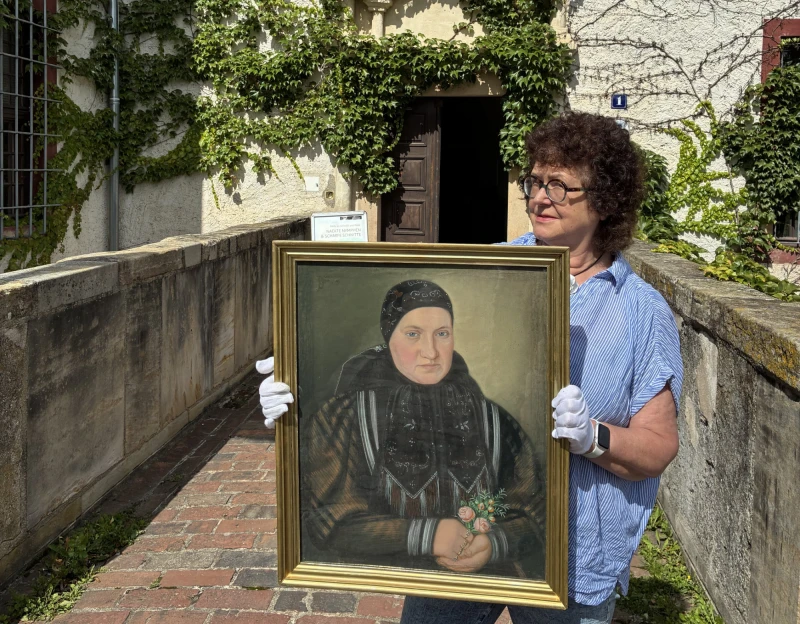Im Oktober auf Burg Posterstein: Porträts, Kunst, Sagenwesen und Aberglaube | Sabine Hofmann mit einer der neuen, restaurierten Dauerleihgaben, die eine Zeit lang in der Ausstellung „Blind Date“ im Museum gezeigt werden.