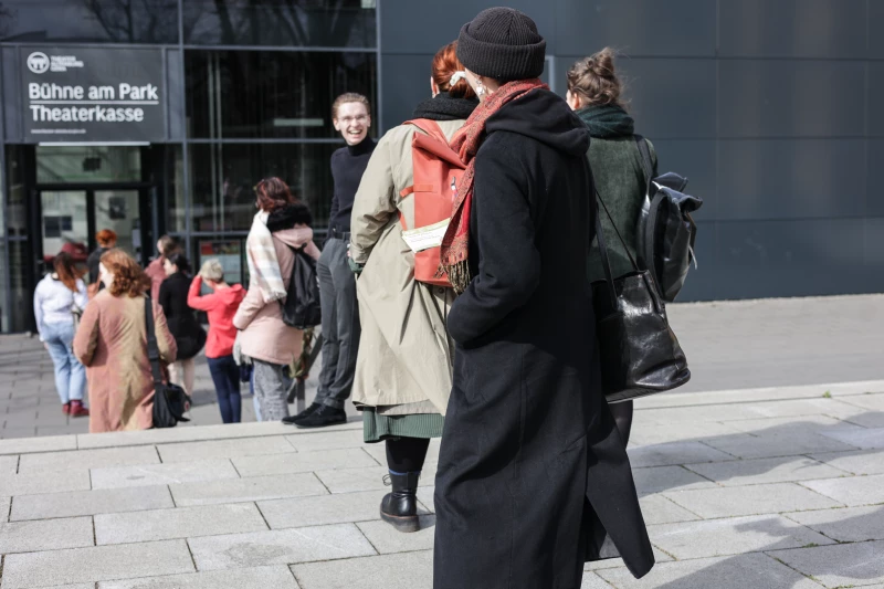 Rabatte für junge Theaterbegeisterte | Junge Theaterinteressierte können bei Theaterbesuchen kräftig sparen. 