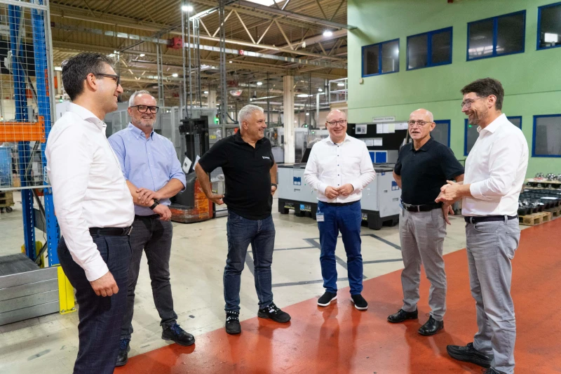 Automobilzulieferer investiert am Standort Altenburg: neue Projektanbahnung 2026 | Den Besuchern wurde die Produktion gezeigt (von links): Geschäftsleiter Dr. Sebastian Simon, Werksleiter Thomas Kawaschinski, Betriebsrat Uwe Roder, Wirtschaftsförderer Michael Apel, Landrat Uwe Melzer und Oberbürgermeister André Neumann.