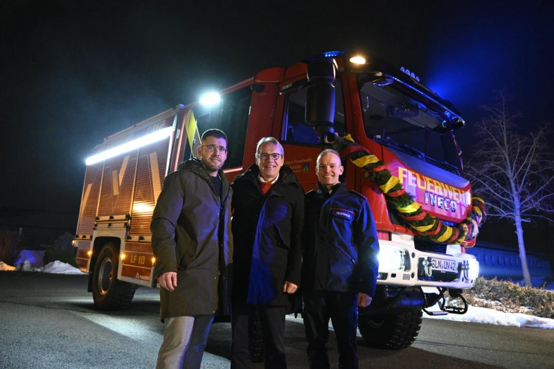 Feierliche Indienststellung des neuen Löschfahrzeugs LF 10 bei der Feuerwehr Untschen | V.l.n.r.: Bürgermeister Sven Schrade, Innenminister Georg Meier, Wehrführer Tobias Schnelle