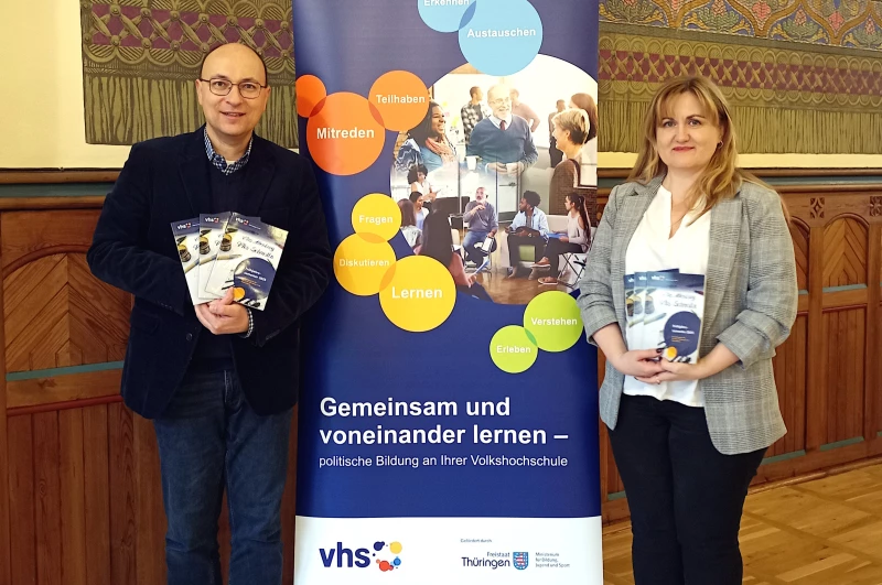 Altenburger Volkshochschule startet ins Frühjahrssemester | Die VHS-Mitarbeiter Dr. Michael Hein und Ludmilla Galaiko (v.l.n.r.) präsentieren das Programmheft für das Frühjahrssemester