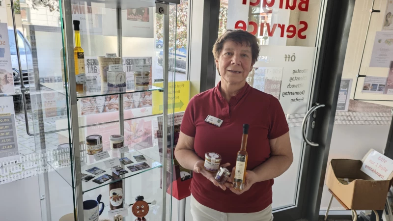 Safran-Zeit in Schmölln: Entdeckt das „Rote Gold“ | Jana Hiller vom Bürgerservice Präsentiert die Produkt mit dem „roten Gold“