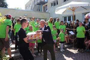 Landrat Uwe Melzer gratuliert zum 30-jährigen Jubiläum der Regenbogenschule