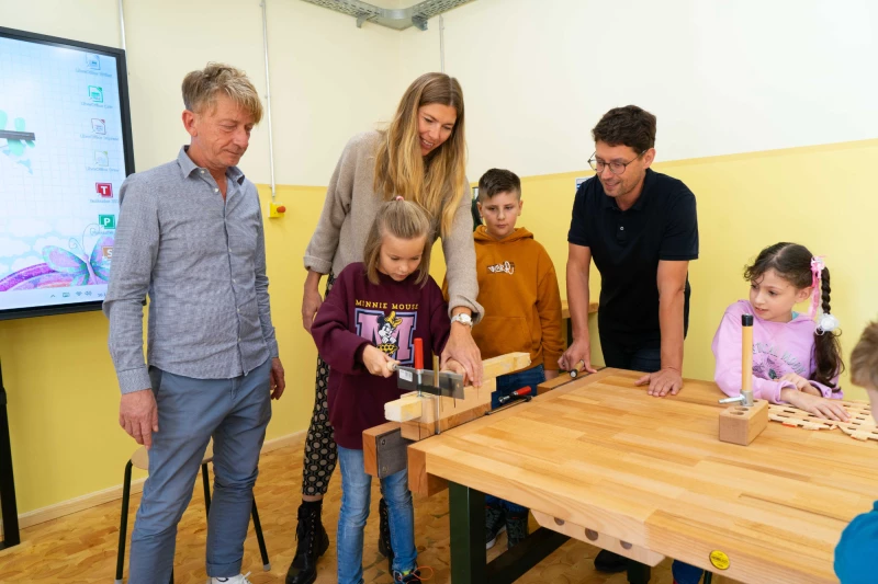 Neuer Werkraum der Altenburger Luther-Schule ist fertig    | Im Beisein von Lehrerin Fritzi Brinkmann, Schulleiter Steffen Naundorf (links) und Oberbürgermeister André Neumann durften die Schüler der 3a den Werkraum einweihen und das neue Werkzeug ausprobieren.