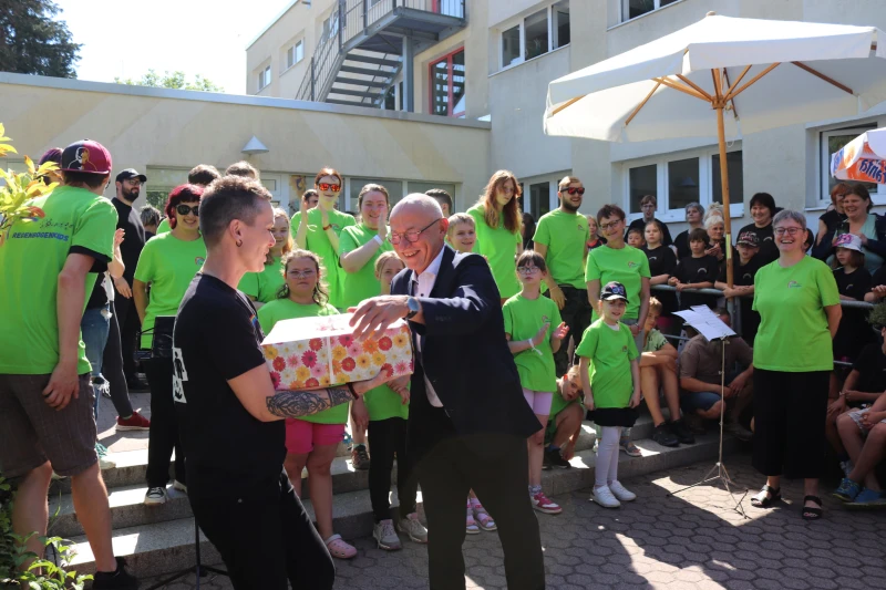 Landrat Uwe Melzer gratuliert zum 30-jährigen Jubiläum der Regenbogenschule | Landrat Uwe Melzer übergibt sein Geburtstagsgeschenk, Spielelemente, die das Fühlen und Tasten der Kinder unterstützen, an Schulleiterin Kathleen Schellenberg.