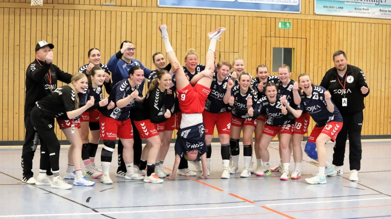 Frauen des SV Aufbau Altenburg vorzeitiger Oberligameister | Der neue Meister der Thüringer Oberliga Frauen, SV Aufbau Altenburg, bedankt sich mit einem Gruppenfoto nach dem 24:20-Erfolg gegen die HSG Saalfeld/Könitz in der Dreifelderhalle von Gornau/Saalfeld für die Fan-Unterstützung über die gesamte Saison hinweg.