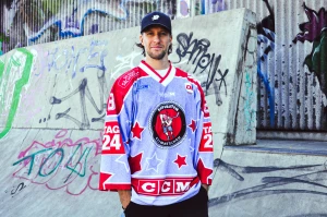 Unübersehbar anders: Das neue Warmup-Trikot der Eispiraten Crimmitschau