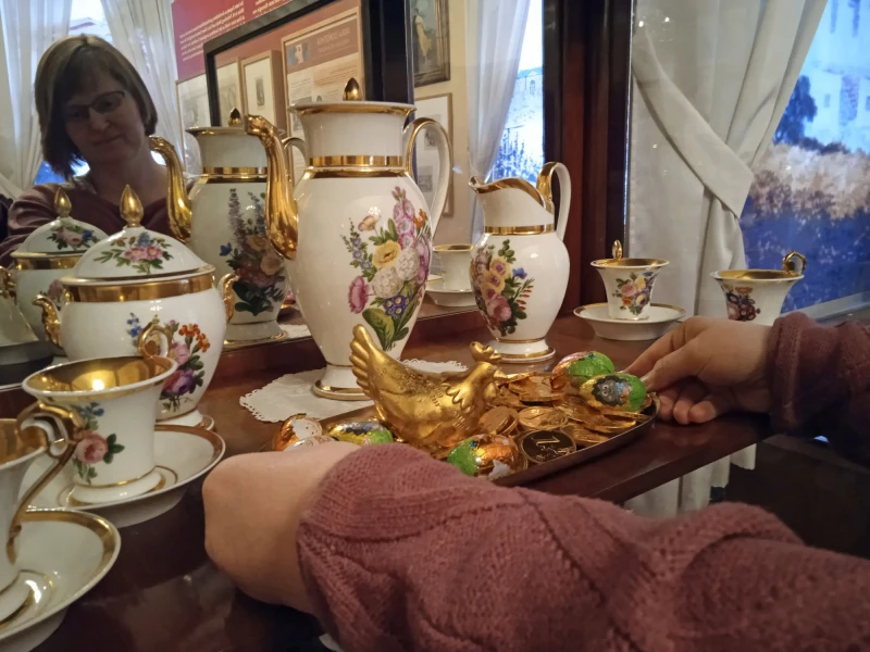 Ostern auf Burg Posterstein — Oster‑Rätsel & neues interaktives Highlight | Auf dem Bild versteckt Museumsmitarbeiterin Nicole Thonfeld-Hanf ein Prachthuhn in der ständigen Ausstellung.