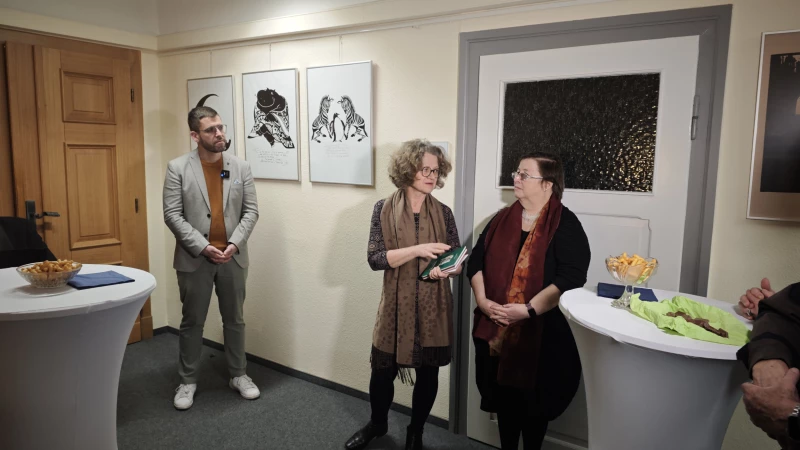 Scherenschnitte in der Literaturgalerie der Stadtbibliothek | v.l.n.r.: Bürgermeister Sven Schrade, Angela Kiesewetter-Lorenz, Elke Sieg (beide Freundeskreis Scherenschnitt)