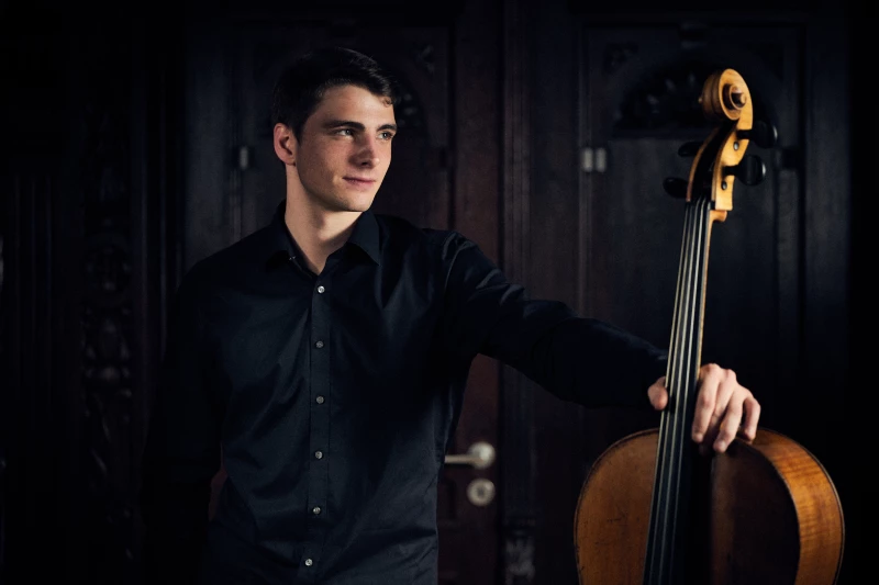 Von einem Ballettklassiker und einer musikalischen Reise – Die Theatertipps vom 17. bis 19. November 2023 in Gera und Altenburg | Cellist Friedrich Thiele wird im 3. Philharmonischen Konzert auftreten