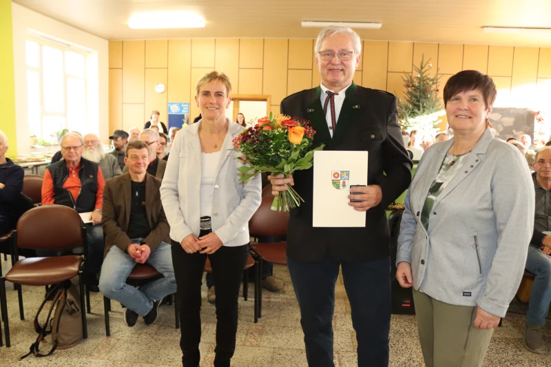 Landrat ehrt langjährigen Geschäftsführer des Landschaftspflegeverbandes | Hartmut Reinhold mit der Leiterin der unten Naturschutzbehörde Birgit
Seiler (rechts) und der Vorsitzenden des Landschaftspflegeverbandes
Altenburger Land Doreen Rath.