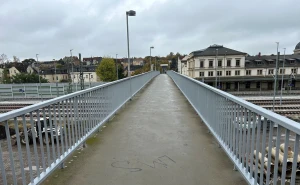 Geländer der Fußgängerbrücke am Altenburger Bahnhof erneuert