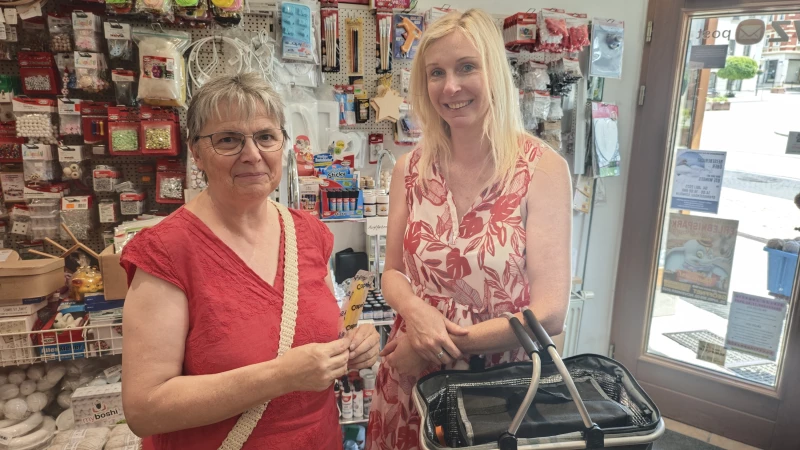 Mit Eis und offenem Ohr auf dem Schmöllner Markt unterwegs | Astrid Pohl von Astrids Bastelecke freute sich über die Erfrischung.