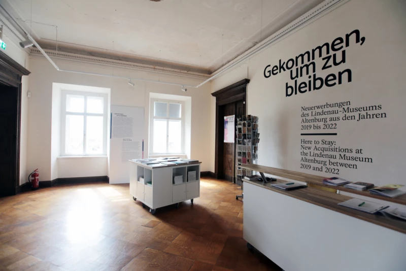 Mit Künstler und Kurator durch die Ausstellung „Gekommen, um zu bleiben“ | Ausstellungsansicht „Gekommen, um zu bleiben“, 2023, Lindenau-Museum Altenburg