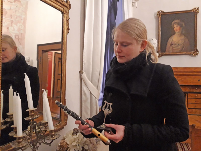 Kabinett-Ausstellung über Musik lädt zum gemeinsamen Erinnern ein | Franziska Huberty aus dem Museum Burg Posterstein mit einer Flöte aus der Sammlung des Museums