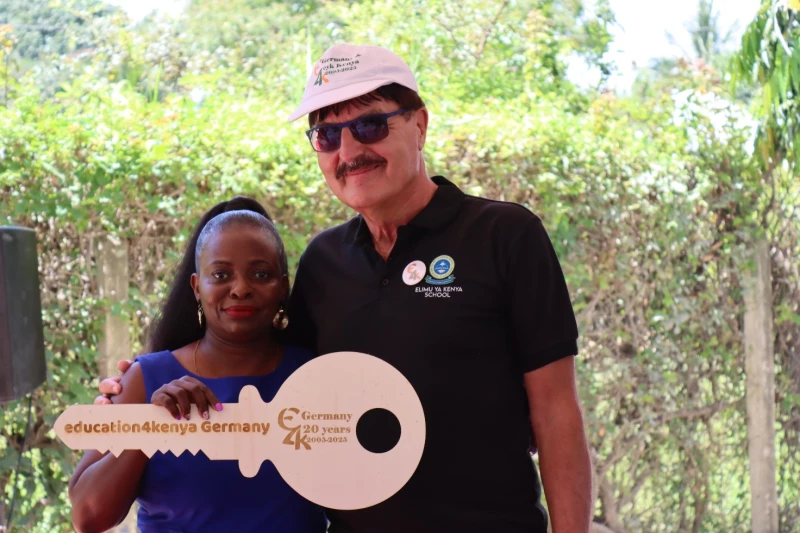 Nach 20 Jahren endet die Erfolgsgeschichte von „education4kenya“ | Im  Bild die Managerin der Schule Lilian Musungu und der noch Vereinsvorsitzende Gunter Nehrig
