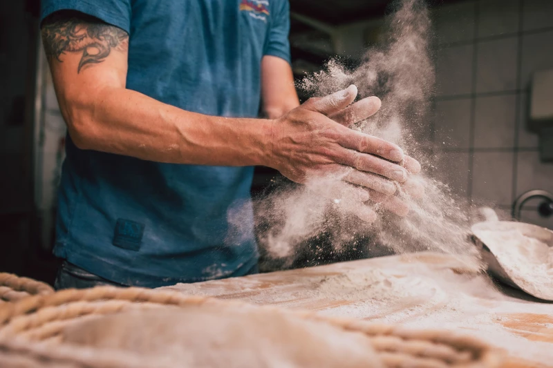 90 Profis backen und verkaufen im Kreis Altenburger Land Brot und Brötchen  | Es staubt auch mal in Bäckereien. Aber das Backen von Brot und Brötchen wird attraktiver: Inzwischen geht ein Bäckerei-Azubi im dritten Ausbildungsjahr mit 1.230 Euro im Monat nach Hause, so die Gewerkschaft NGG Thüringen. Und ein Trend zeichnet sich ab: Immer häufiger entscheiden sich junge Menschen, die als Flüchtlinge oder Zuwanderer kommen, für einen Job-Start im Backgewerbe.