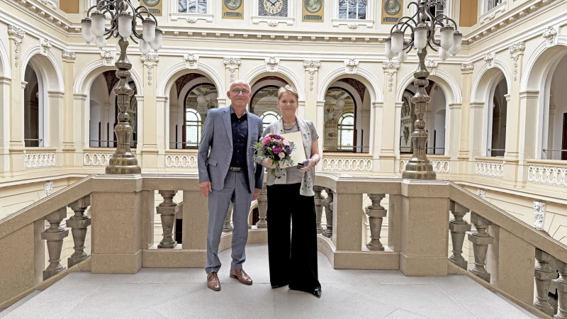 Barbara Grubitzsch mit Ehrenbrief des Freistaates gewürdigt | Barbara Grubitzsch mit Landrat Uwe Melzer
