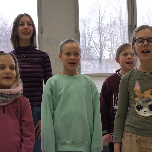 Kinder singen das Lied HEIMKEHR