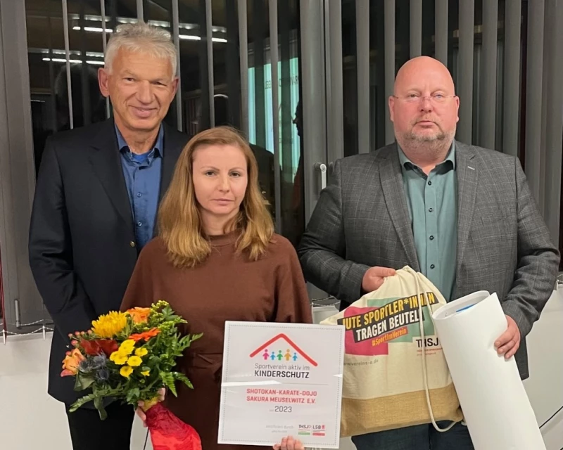 Hervorragende sportliche Leistungen und Mitgliederzuwachs in den Vereinen. Aber auch Sorgen ums Ehrenamt und um den Stellenwert des Sports. | Siegelverleihung „Sportverein aktiv im Kinderschutz“ an den SKD Sakura Meuselwitz e.V. (vlnr Hans Jürgen Günther (LSB Thüringen), Janine Hahn und Vico Köhler (SKD Sakura Meuselwitz)