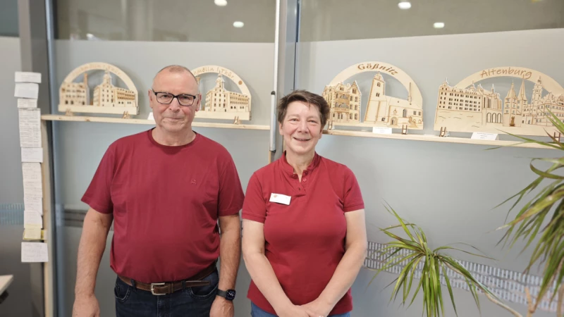 Handgefertigte Lichterbögen im Bürgerservice erhältlich | Jana Hiller aus dem Bürgerservice präsentiert die Schwippbögen gemeinsam mit Ingolf Deierlein