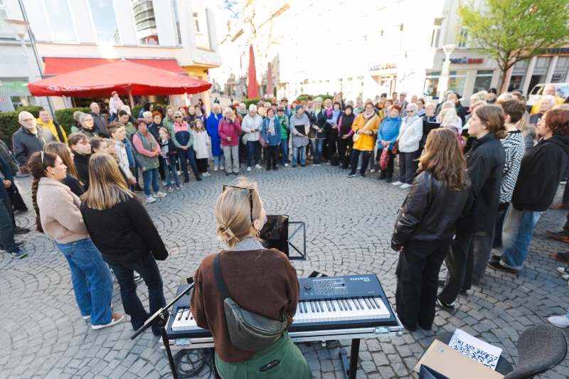 Klassik-Karaoke auf dem Altenburger Markt: Offener Chor zum Mitsingen | Zum Klassik-Karaoke mitten in Gera sangen im April 2026 viele Geraer bekannte Melodien aus verschiedensten musikalischen Richtungen.