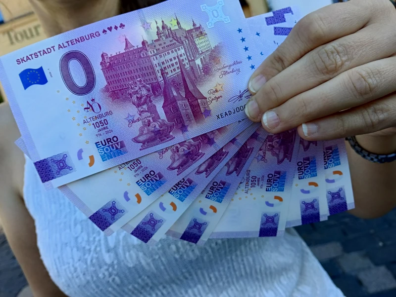 Erster Altenburger 0-Euro-Schein zum Stadtjubiläum: Skatbrunnen, Schloss & Rote Spitzen | Erster Null-Euro-Schein 2026