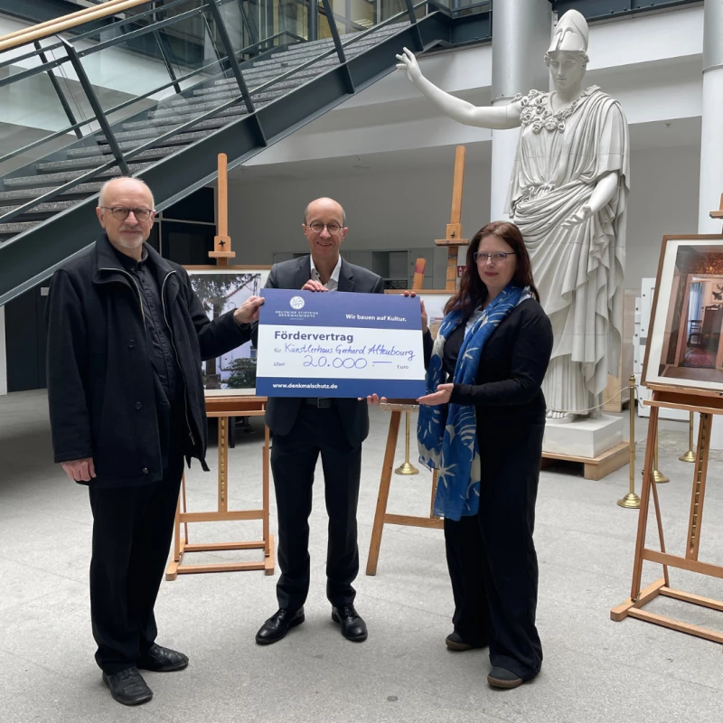 Deutsche Stiftung Denkmalschutz fördert Maßnahmen am Gerhard-Altenbourg-Haus | (v.l.n.r.:) Martin Burkhardt, Ortskurator der Deutschen Stiftung Denkmalschutz; Dr. Roland Krischke, Direktor der Altenburger Museen und Vorsitzender der Stiftung Gerhard Altenbourg; Dr. Silvia Schmitt-Maaß, wissenschaftliche Mitarbeiterin der Stiftung Gerhard Altenbourg, bei der offiziellen Übergabe des Fördervertrages