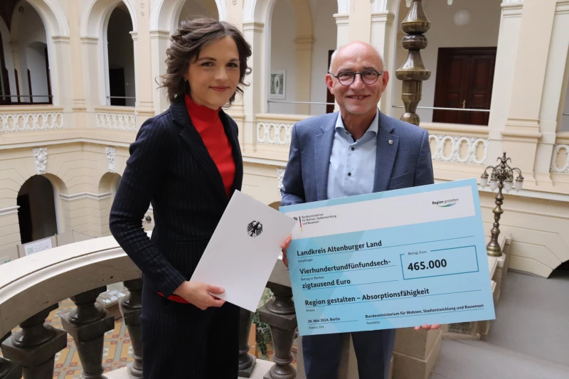 465.000 Euro für die Entwicklung des Altenburger Landes | Den Fördermittelbescheid übergab gab Elisabeth Kaiser an Uwe Melzer persönlich.