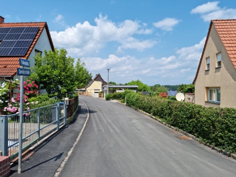 Sperberstraße in Altenburg saniert – Verkehrsfreigabe erfolgt | Der Fahrbahnbelag der Sperberstraße wurde zum Abschluss der Maßnahmen asphaltiert.