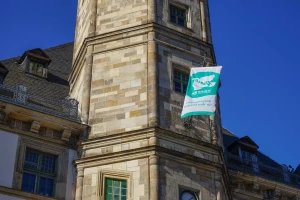 Fahnenaktion am Altenburger Rathaus mahnt zur atomaren Abrüstung 