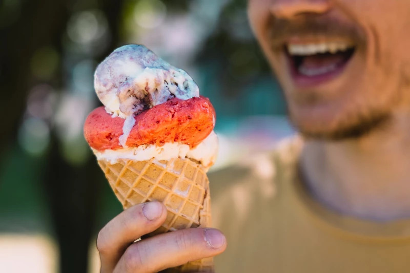 10,2 Millionen Kugeln – so groß ist der „Eis-Hunger“ im Kreis Altenburger Land | Eis geht immer: Die süßen Kugeln haben in den kommenden Wochen Hochkonjunktur. Sie kommen entweder von der Eisdiele um die Ecke oder von der Speiseeis-Industrie. „Dort allerdings werden Löhne gezahlt, von denen sich die Beschäftigten den Besuch in der Eisdiele selbst nicht regelmäßig erlauben können“, sagt die Gewerkschaft Nahrung-Genuss-Gaststätten. Die NGG will jetzt mit Warnstreiks in der gesamten Süßwarenindustrie bessere Löhne durchsetzen.
