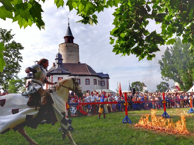 VorschauBild - Großes Mittelalterspektakel auf Burg Posterstein: Ritter, Markt und Feuershow
