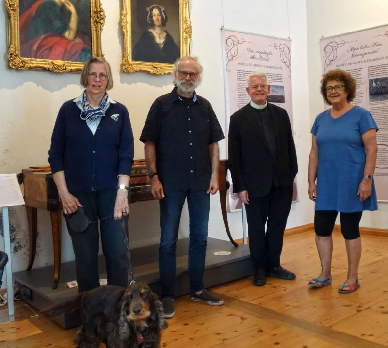 Die Urenkelin der Herzogin von Kurland besuchte Burg Posterstein | Christiane Ruoss-Blaack (1.v.l.) und Alain Joly (3.v.l.) mit Klaus und Sabine Hofmann vom Museum Burg Posterstein in der Ausstellung „Taktvoll“.