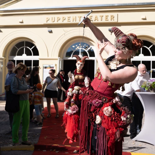 Puppenbauerin und Walking Act Beatrice Baumann vor dem Puppentheater in Gera