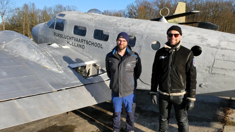 Museum Flugwelt Altenburg-Nobitz e.V mit Rückblick und Ausblick | Vereinschef Patrick Nieswand (links) und der bisherige Eigentümer, Christoph Saupe, nach der Übergabe der historischen Maschine, einer Beechcraft D18S, an den Verein Flugwelt Altenburg-Nobitz e.V.