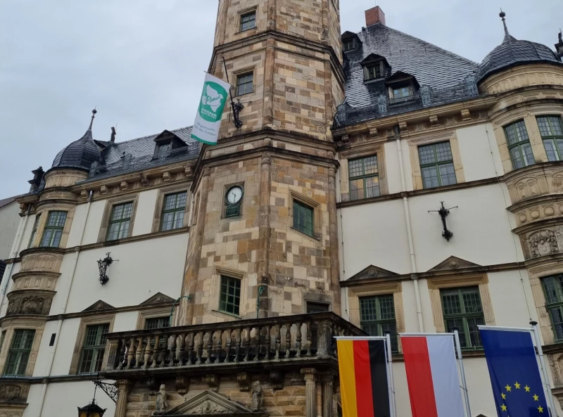 Am Altenburger Rathaus weht die Flagge der „Mayors for peace“ | 