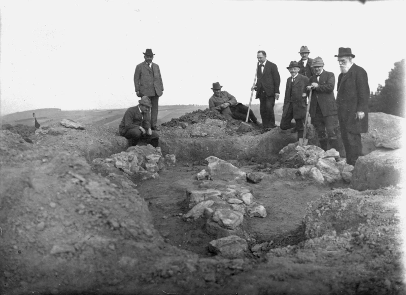 Aus dem Dunkel der Vorzeit – Altenburgs prähistorische Sammlung in neuem Licht  | Ausgrabung eines Hügelgrabes (2800–2200 v. Chr.) bei Eisenberg im Jahr 1924, Ernst Amende (ganz rechts) mit Lehrern aus der Gegend, in der Mitte (mit Spaten) der ebenfalls archäologisch tätige Eisenberger Musikdirektor Bergter,