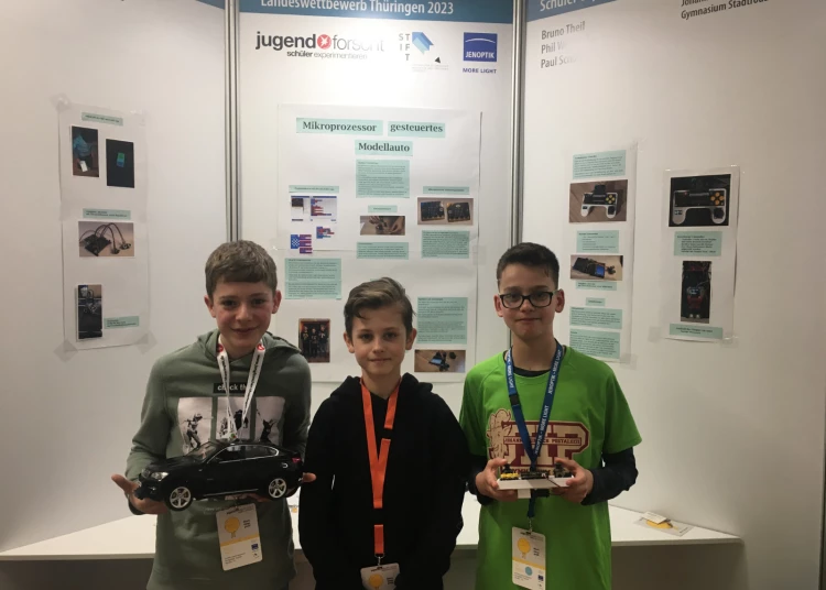 Stand "Mikroprozessorgesteuertes Modellauto" - Platz 1