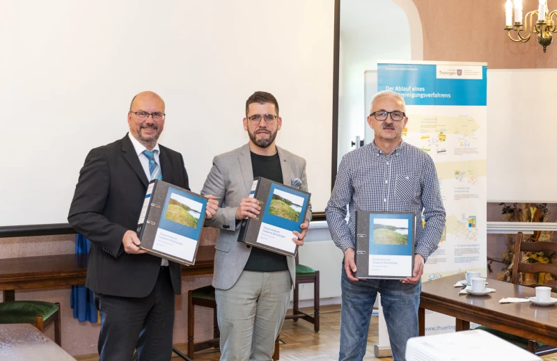 Präsident Uwe Köhler übergab das Talsperrenbuch zur Talsperre Brandrübel an Bürgermeister Sven Schrade | Präsident Uwe Köhler, Bürgermeister Sven Schrade und Ralf Prüger (TLBG)